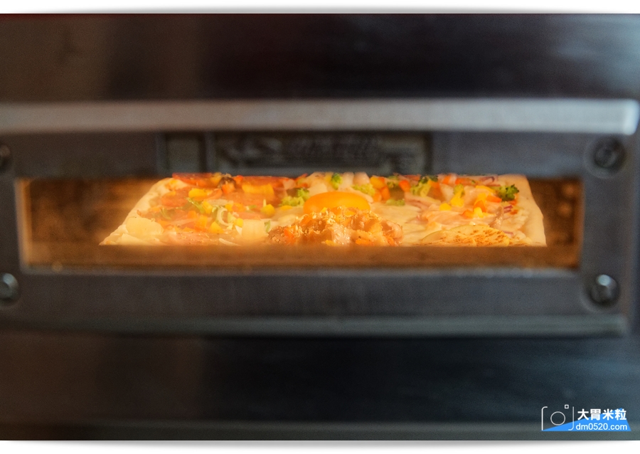 台北士林區美食│愛披薩ipizza。超蝦趴「煙火披薩」24隻海爐蝦擺好擺滿！還有人氣九宮格披薩一次滿足9種口味！台北手作披薩推薦,士林披薩推薦,
