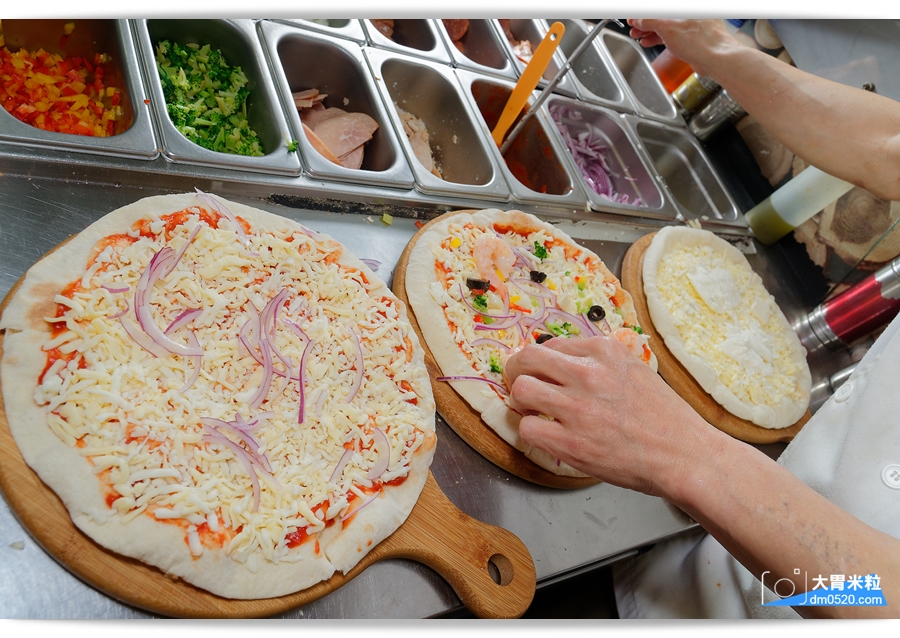 台北士林區美食│愛披薩ipizza。超蝦趴「煙火披薩」24隻海爐蝦擺好擺滿！還有人氣九宮格披薩一次滿足9種口味！台北手作披薩推薦,士林披薩推薦,