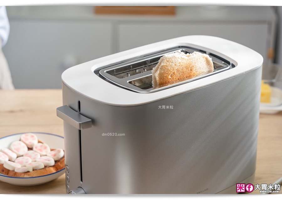 天啊！我家的變形烤麵包機不只有7檔烘烤口感，居然上層還能烤年糕！ZWILLING 德國雙人 ENFINIGY鈦銀系列 烤麵包機+電熱水壺，生活居家必備組合 @大胃米粒DAVID+MILLY