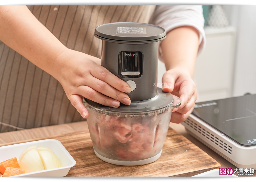 新手媽咪一用就愛上的廚房備料神器！Instant Pot 無線秤重料理機（IP食物調理機）。剝蒜／絞肉機／廚房秤／料理機～多機合一小幫手！食物調理機推薦。@大胃米粒DAVID+MILLY width=