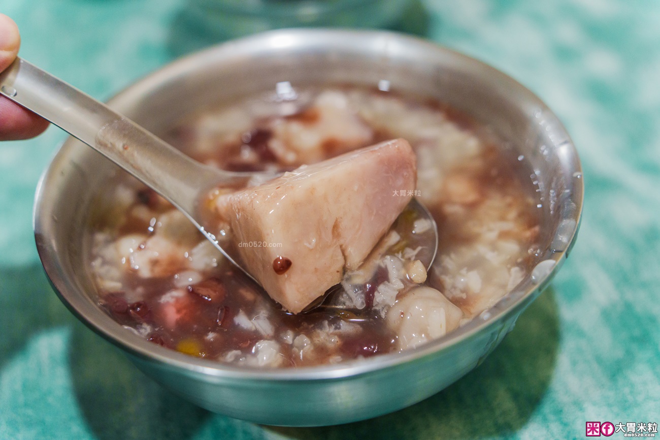 華西街夜市美食│北港甜湯。冬天好想吃甜的~來碗在地人吃了70年的燒麻糬、米糕粥，軟糯Ｑ彈甜滋滋！
