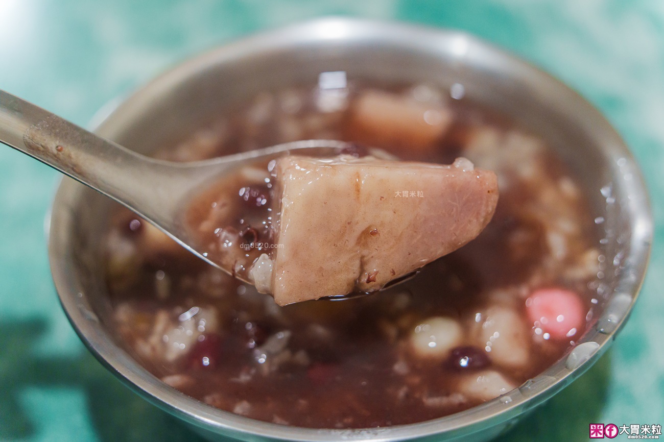 華西街夜市美食│北港甜湯。冬天好想吃甜的~來碗在地人吃了70年的燒麻糬、米糕粥，軟糯Ｑ彈甜滋滋！