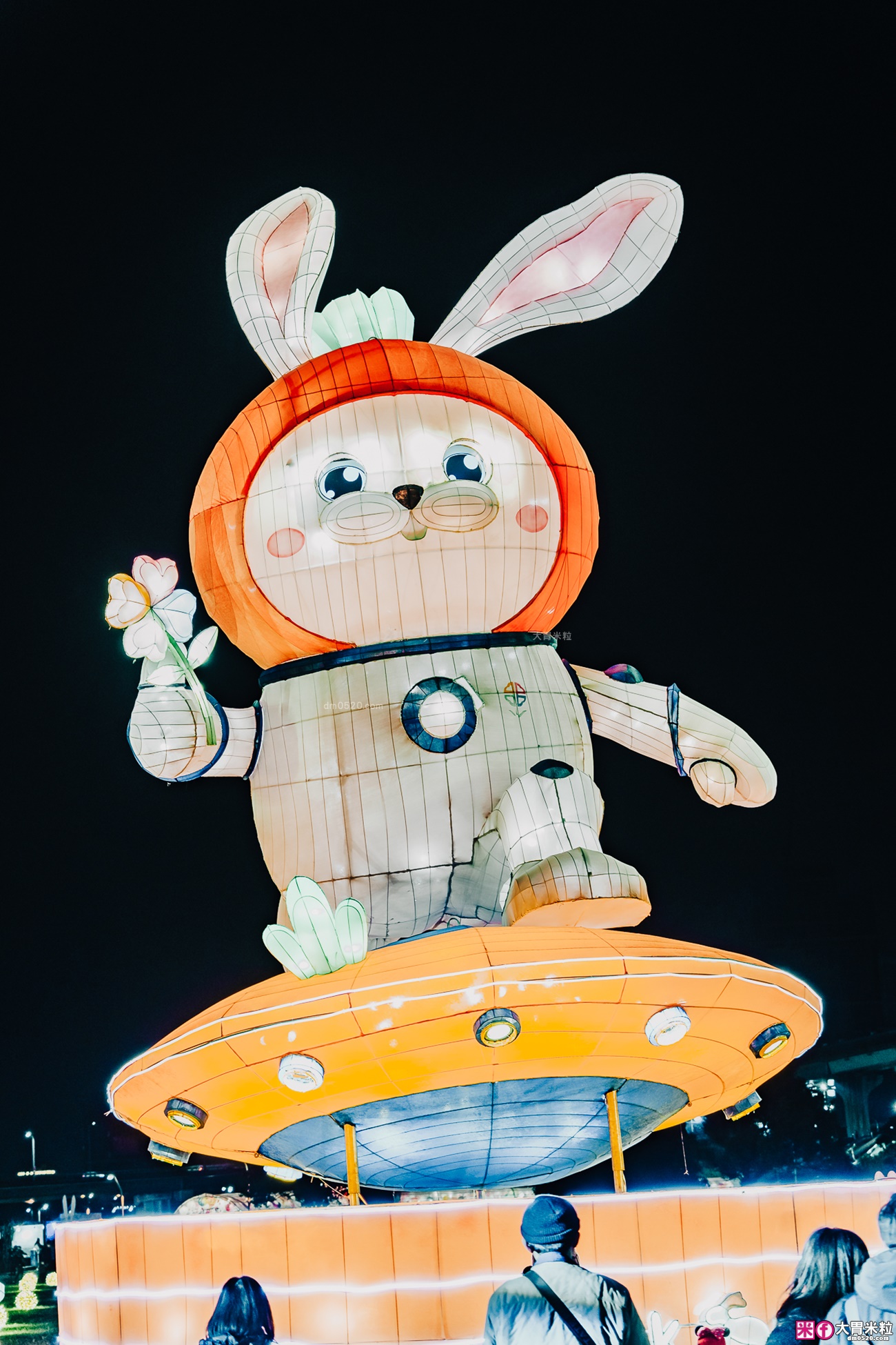兔年元宵節就來逛「2023新北燈會」必拍外太空的LUCKY兔+八大主題五大展演活動＋全台最大特色溜滑梯的熊猴森樂園,兔年元宵燈會推薦,。