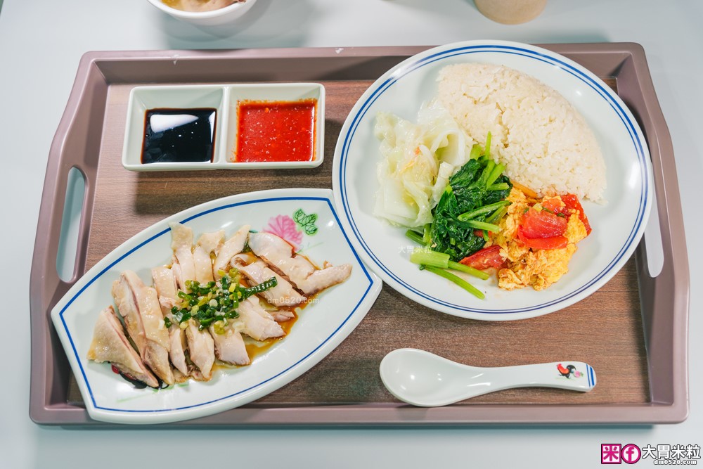 夏天必吃冰涼海南雞飯~免費雞骨湯喝到飽│搭配特製黑醬油+辣椒醬~道地好味道│新莊雞腿飯推薦│新北海南雞飯推薦好吃雞海南雞飯 新莊新泰店(菜單)│