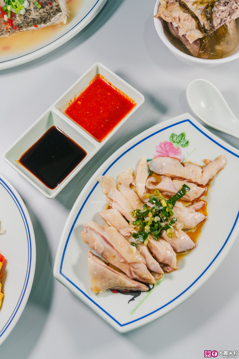 夏天必吃冰涼海南雞飯~免費雞骨湯喝到飽│好吃雞海南雞飯 新莊新泰店(菜單)│搭配特製黑醬油+辣椒醬~道地好味道│新莊雞腿飯推薦│新北海南雞飯推薦