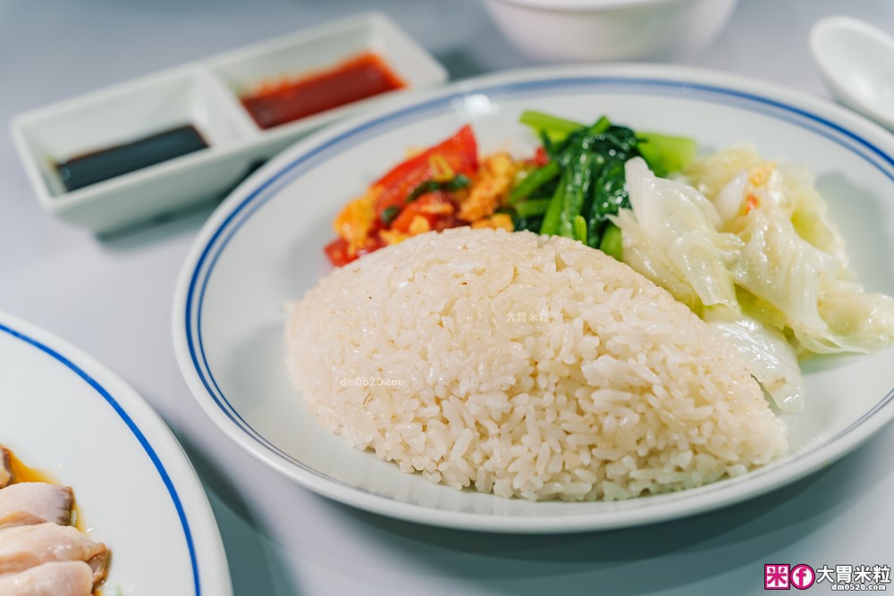 夏天必吃冰涼海南雞飯~免費雞骨湯喝到飽│搭配特製黑醬油+辣椒醬~道地好味道│新莊雞腿飯推薦│新北海南雞飯推薦好吃雞海南雞飯 新莊新泰店(菜單)│