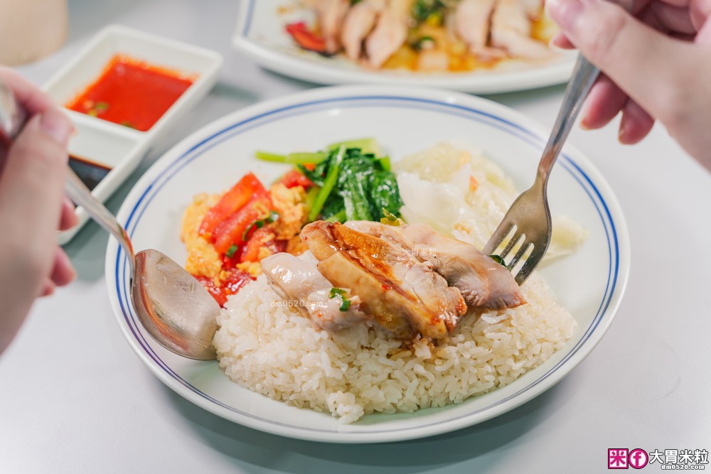 夏天必吃冰涼海南雞飯~免費雞骨湯喝到飽│好吃雞海南雞飯 新莊新泰店(菜單)│搭配特製黑醬油+辣椒醬~道地好味道│新莊雞腿飯推薦│新北海南雞飯推薦