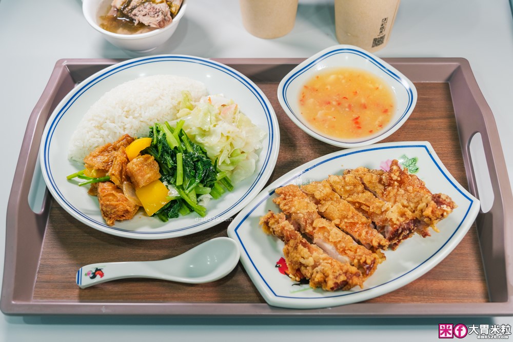 夏天必吃冰涼海南雞飯~免費雞骨湯喝到飽│搭配特製黑醬油+辣椒醬~道地好味道│新莊雞腿飯推薦│新北海南雞飯推薦好吃雞海南雞飯 新莊新泰店(菜單)│