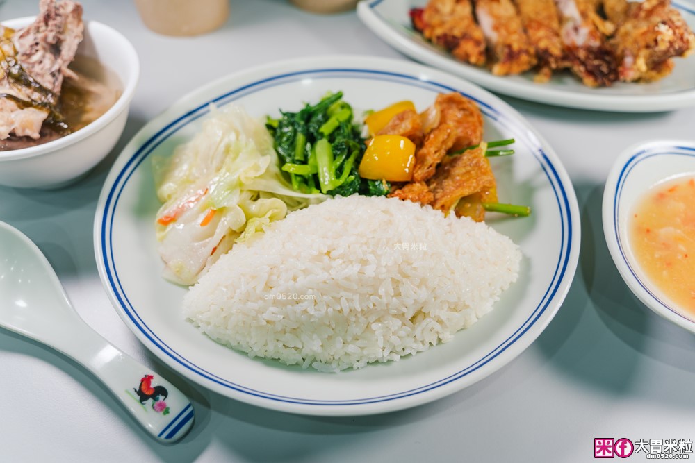 夏天必吃冰涼海南雞飯~免費雞骨湯喝到飽│好吃雞海南雞飯 新莊新泰店(菜單)│搭配特製黑醬油+辣椒醬~道地好味道│新莊雞腿飯推薦│新北海南雞飯推薦