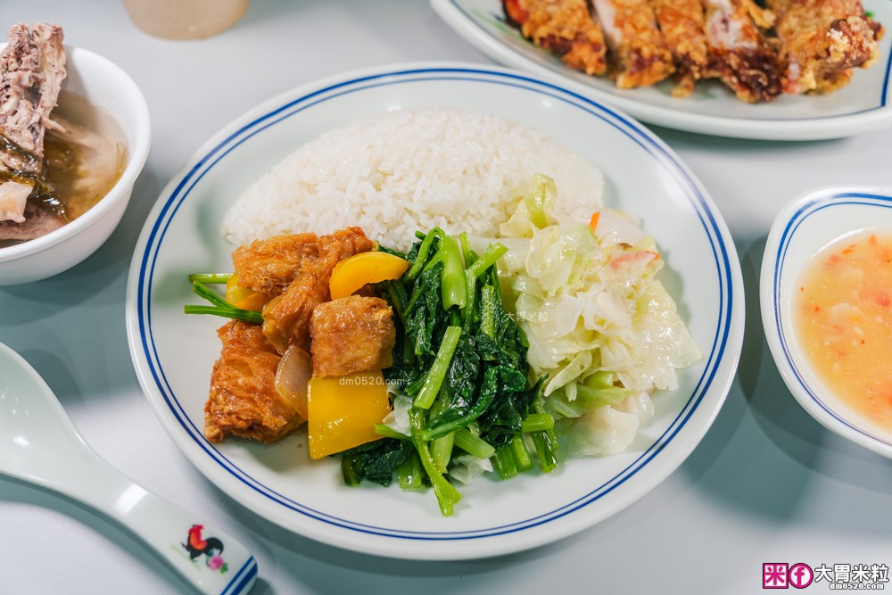 夏天必吃冰涼海南雞飯~免費雞骨湯喝到飽│搭配特製黑醬油+辣椒醬~道地好味道│新莊雞腿飯推薦│新北海南雞飯推薦好吃雞海南雞飯 新莊新泰店(菜單)│