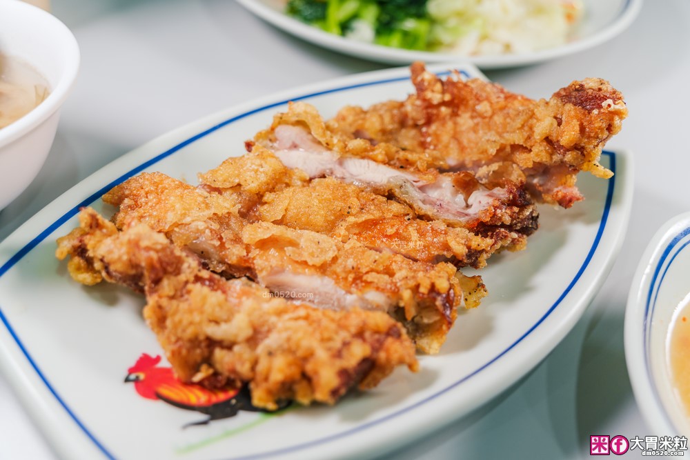 夏天必吃冰涼海南雞飯~免費雞骨湯喝到飽│搭配特製黑醬油+辣椒醬~道地好味道│新莊雞腿飯推薦│新北海南雞飯推薦好吃雞海南雞飯 新莊新泰店(菜單)│