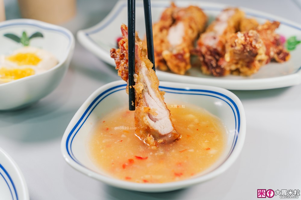 夏天必吃冰涼海南雞飯~免費雞骨湯喝到飽│搭配特製黑醬油+辣椒醬~道地好味道│新莊雞腿飯推薦│新北海南雞飯推薦好吃雞海南雞飯 新莊新泰店(菜單)│