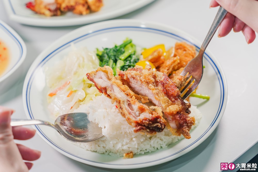 夏天必吃冰涼海南雞飯~免費雞骨湯喝到飽│搭配特製黑醬油+辣椒醬~道地好味道│新莊雞腿飯推薦│新北海南雞飯推薦好吃雞海南雞飯 新莊新泰店(菜單)│