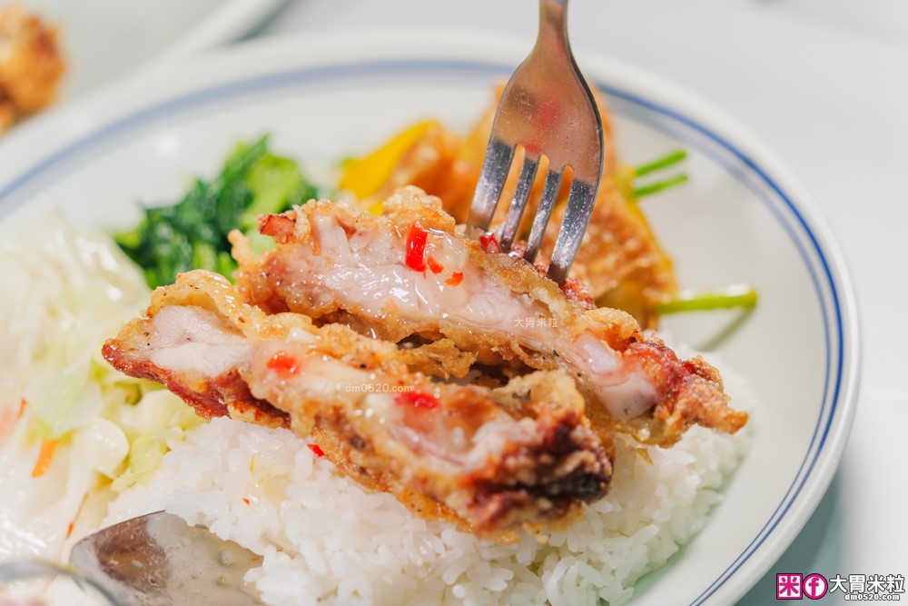 夏天必吃冰涼海南雞飯~免費雞骨湯喝到飽│好吃雞海南雞飯 新莊新泰店(菜單)│搭配特製黑醬油+辣椒醬~道地好味道│新莊雞腿飯推薦│新北海南雞飯推薦