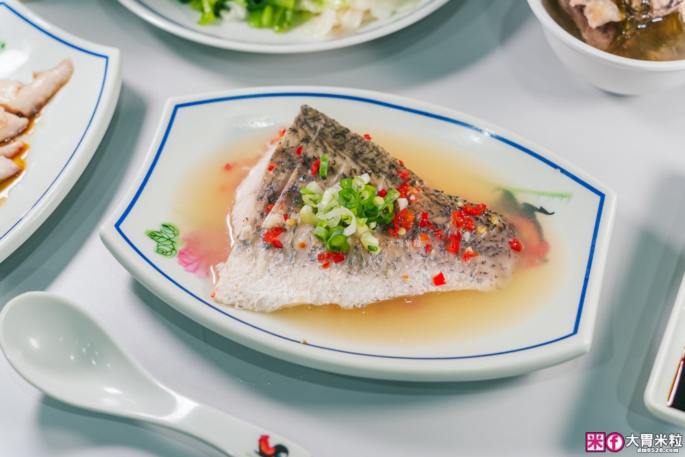 夏天必吃冰涼海南雞飯~免費雞骨湯喝到飽│好吃雞海南雞飯 新莊新泰店(菜單)│搭配特製黑醬油+辣椒醬~道地好味道│新莊雞腿飯推薦│新北海南雞飯推薦