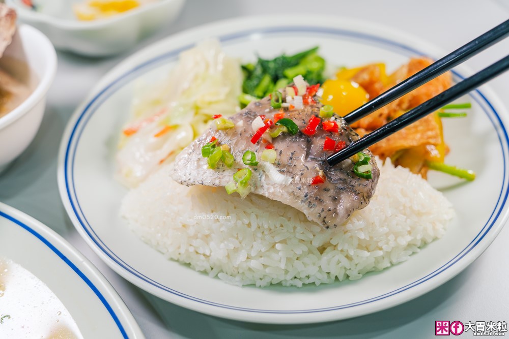 夏天必吃冰涼海南雞飯~免費雞骨湯喝到飽│搭配特製黑醬油+辣椒醬~道地好味道│新莊雞腿飯推薦│新北海南雞飯推薦好吃雞海南雞飯 新莊新泰店(菜單)│