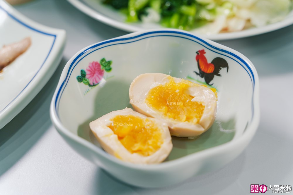 夏天必吃冰涼海南雞飯~免費雞骨湯喝到飽│好吃雞海南雞飯 新莊新泰店(菜單)│搭配特製黑醬油+辣椒醬~道地好味道│新莊雞腿飯推薦│新北海南雞飯推薦