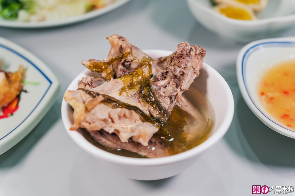 夏天必吃冰涼海南雞飯~免費雞骨湯喝到飽│好吃雞海南雞飯 新莊新泰店(菜單)│搭配特製黑醬油+辣椒醬~道地好味道│新莊雞腿飯推薦│新北海南雞飯推薦