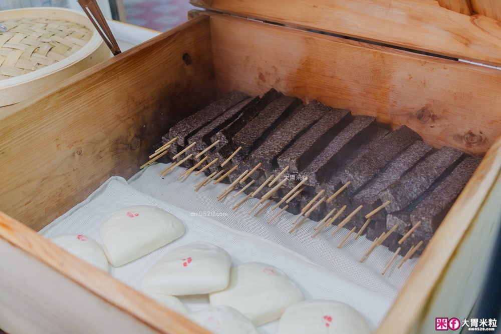 延三夜市美食推薦│黃師父真功夫美食(菜單)│超人氣招牌「夢幻魔力豬血糕 」還有超滿料台式刈包/家傳玉米濃湯~吃過就想天天報到！