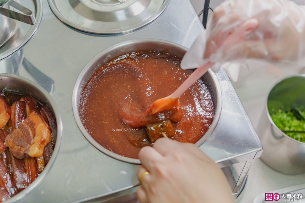 延三夜市美食推薦│黃師父真功夫美食(菜單)│超人氣招牌「夢幻魔力豬血糕 」還有超滿料台式刈包/家傳玉米濃湯~吃過就想天天報到！