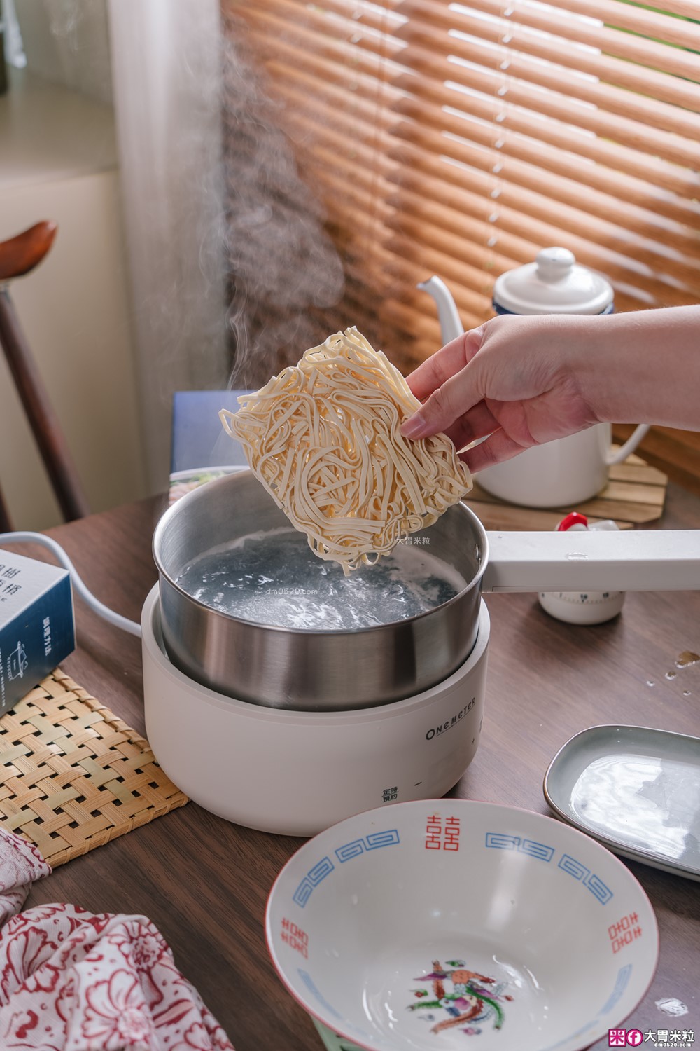 常溫牛肉麵調理包「富錦樹台菜香檳 星級紅燒半筋半肉牛肉麵」只需6分鐘快速上桌~隨時享受大塊頂級牛腱心肉ｘ厚切牛筋ｘ日曬關廟麵