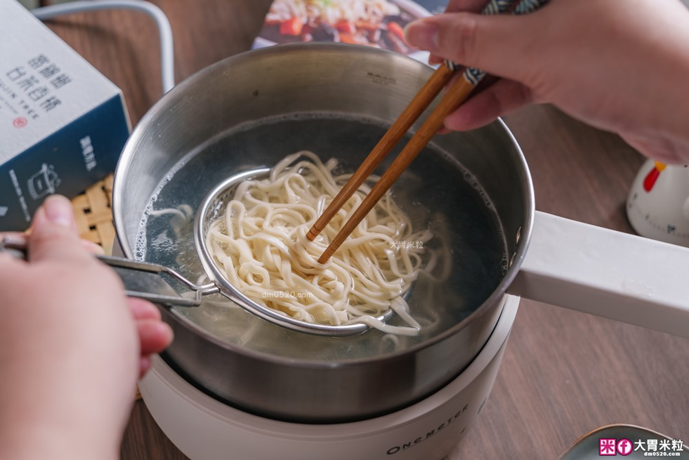 常溫牛肉麵調理包「富錦樹台菜香檳 星級紅燒半筋半肉牛肉麵」只需6分鐘快速上桌~隨時享受大塊頂級牛腱心肉ｘ厚切牛筋ｘ日曬關廟麵