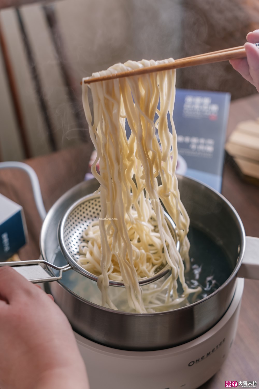 常溫牛肉麵調理包「富錦樹台菜香檳 星級紅燒半筋半肉牛肉麵」只需6分鐘快速上桌~隨時享受大塊頂級牛腱心肉ｘ厚切牛筋ｘ日曬關廟麵