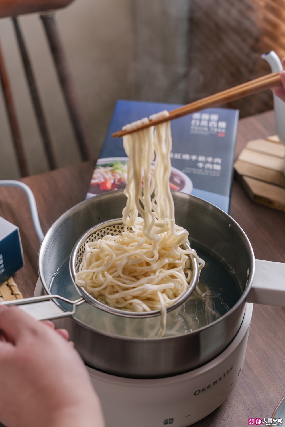 常溫牛肉麵調理包「富錦樹台菜香檳 星級紅燒半筋半肉牛肉麵」只需6分鐘快速上桌~隨時享受大塊頂級牛腱心肉ｘ厚切牛筋ｘ日曬關廟麵