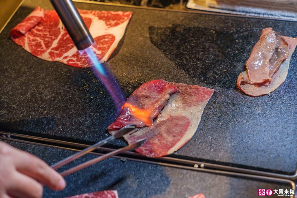 全台首創魷魚螺肉蒜湯火鍋吃到飽│石撈麻辣鴛鴦鍋(菜單)│現切牛小排+鮮蚵+獨家火鍋料通通698元無限吃│台北麻辣鍋吃到飽推薦│松江南京站火鍋推薦