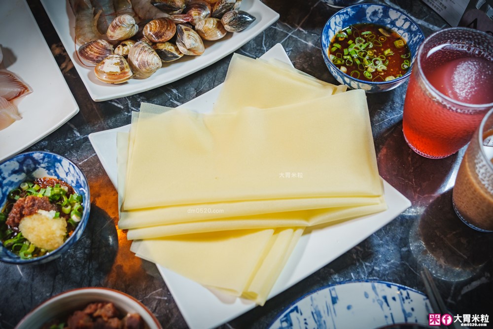 全台首創魷魚螺肉蒜湯火鍋吃到飽│石撈麻辣鴛鴦鍋(菜單)│現切牛小排+鮮蚵+獨家火鍋料通通698元無限吃│台北麻辣鍋吃到飽推薦│松江南京站火鍋推薦