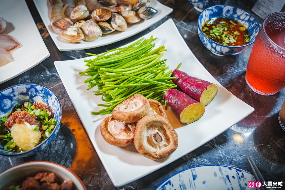 全台首創魷魚螺肉蒜湯火鍋吃到飽│石撈麻辣鴛鴦鍋(菜單)│現切牛小排+鮮蚵+獨家火鍋料通通698元無限吃│台北麻辣鍋吃到飽推薦│松江南京站火鍋推薦