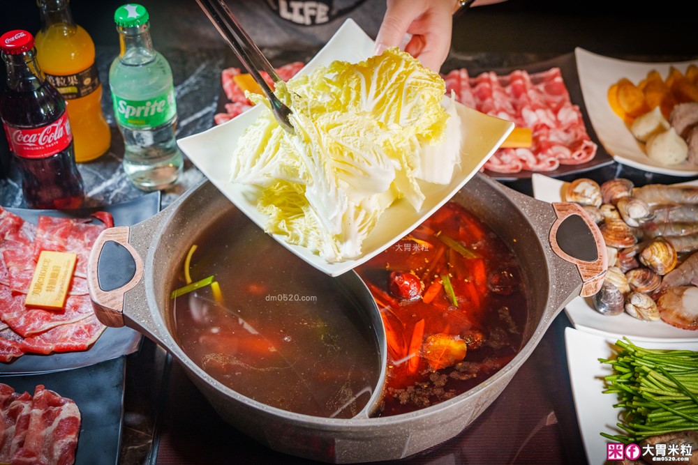 全台首創魷魚螺肉蒜湯火鍋吃到飽│石撈麻辣鴛鴦鍋(菜單)│現切牛小排+鮮蚵+獨家火鍋料通通698元無限吃│台北麻辣鍋吃到飽推薦│松江南京站火鍋推薦