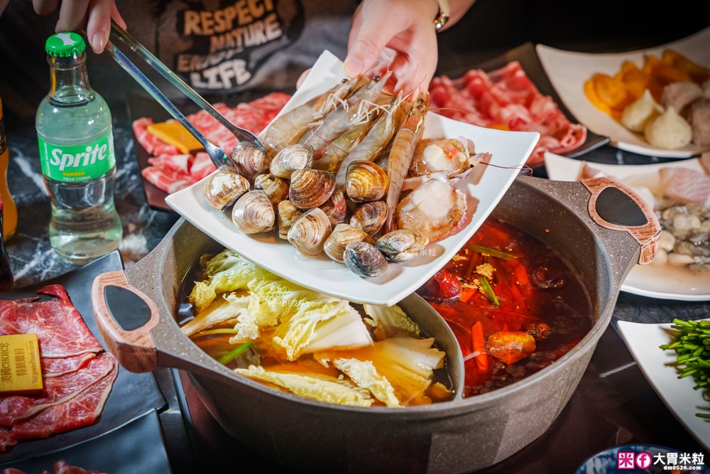 全台首創魷魚螺肉蒜湯火鍋吃到飽│石撈麻辣鴛鴦鍋(菜單)│現切牛小排+鮮蚵+獨家火鍋料通通698元無限吃│台北麻辣鍋吃到飽推薦│松江南京站火鍋推薦