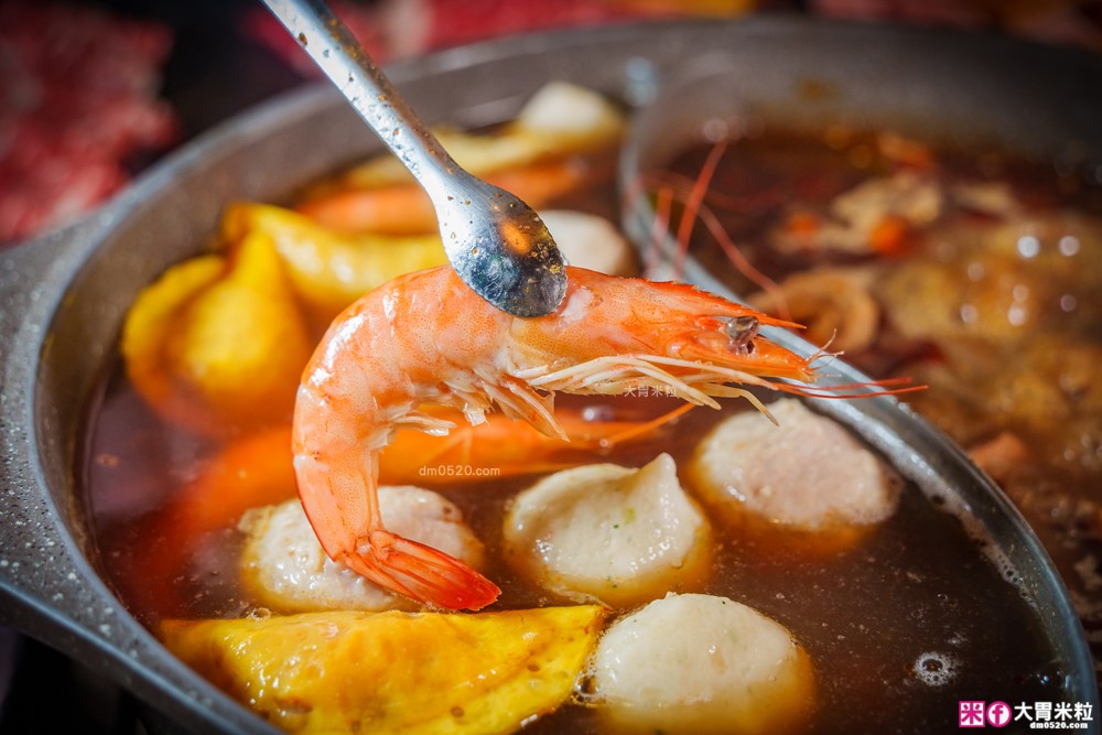 全台首創魷魚螺肉蒜湯火鍋吃到飽│石撈麻辣鴛鴦鍋(菜單)│現切牛小排+鮮蚵+獨家火鍋料通通698元無限吃│台北麻辣鍋吃到飽推薦│松江南京站火鍋推薦