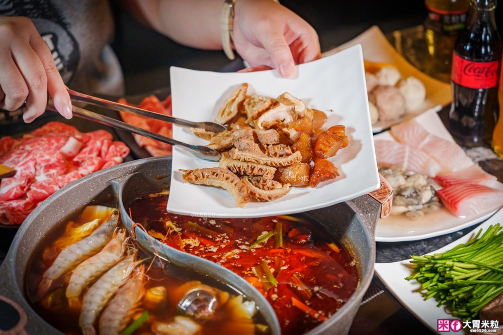 全台首創魷魚螺肉蒜湯火鍋吃到飽│石撈麻辣鴛鴦鍋(菜單)│現切牛小排+鮮蚵+獨家火鍋料通通698元無限吃│台北麻辣鍋吃到飽推薦│松江南京站火鍋推薦