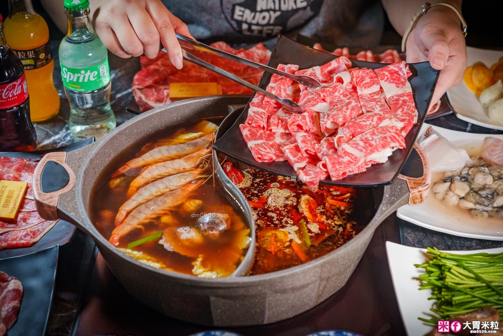 全台首創魷魚螺肉蒜湯火鍋吃到飽│石撈麻辣鴛鴦鍋(菜單)│現切牛小排+鮮蚵+獨家火鍋料通通698元無限吃│台北麻辣鍋吃到飽推薦│松江南京站火鍋推薦