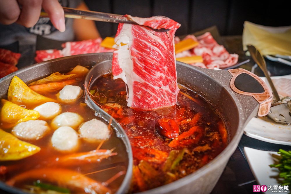 全台首創魷魚螺肉蒜湯火鍋吃到飽│石撈麻辣鴛鴦鍋(菜單)│現切牛小排+鮮蚵+獨家火鍋料通通698元無限吃│台北麻辣鍋吃到飽推薦│松江南京站火鍋推薦