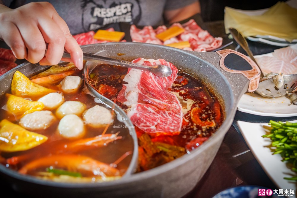 全台首創魷魚螺肉蒜湯火鍋吃到飽│石撈麻辣鴛鴦鍋(菜單)│現切牛小排+鮮蚵+獨家火鍋料通通698元無限吃│台北麻辣鍋吃到飽推薦│松江南京站火鍋推薦