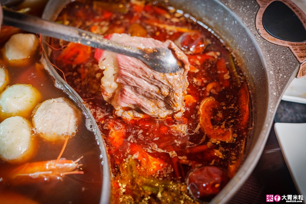 全台首創魷魚螺肉蒜湯火鍋吃到飽│石撈麻辣鴛鴦鍋(菜單)│現切牛小排+鮮蚵+獨家火鍋料通通698元無限吃│台北麻辣鍋吃到飽推薦│松江南京站火鍋推薦