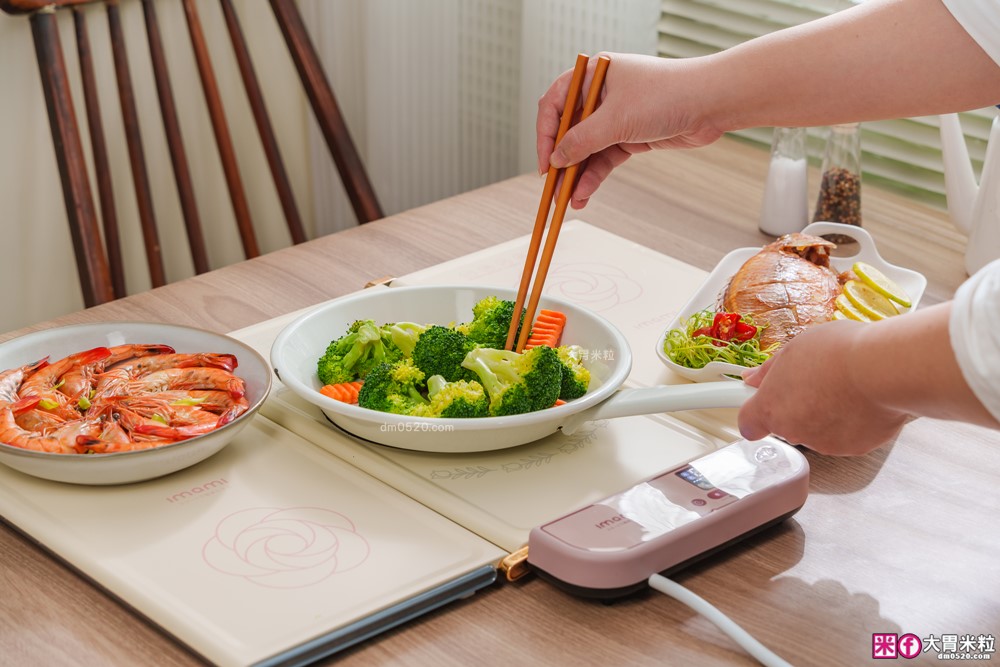 秋冬飯菜永遠熱呼呼！開箱實測「imami 暖食樂PRO」第二代雙效智能加熱飯菜保溫板│不挑器皿保溫+黑晶電陶爐加熱～一板多用