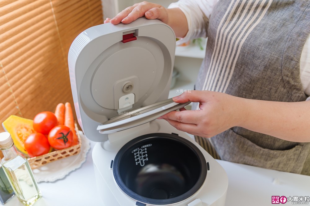 開箱】Tefal 特福 IH 熱旋球釜電子鍋6人份｜一鍋煮飯、燉湯、蒸炊、煮粥樣樣來！懶人料理也能端出職人級水準│iCook愛料理市集-廚具開箱(三一)