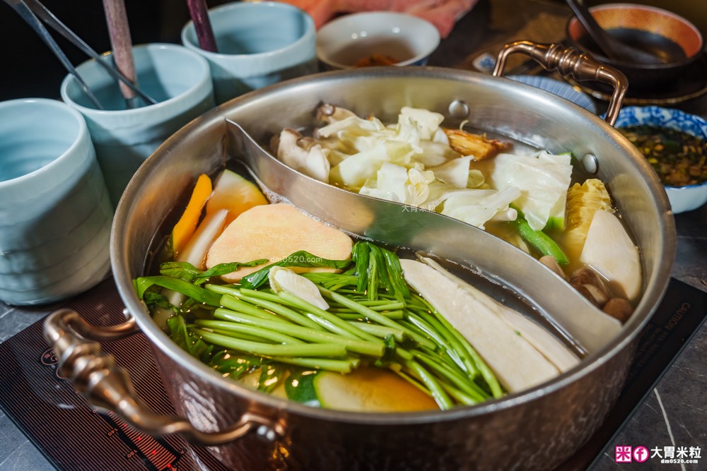 火鍋界愛馬仕推出松葉蟹套餐囉│二本松涮涮屋(菜單)│大啖松葉蟹五吃~桌邊服務全程免動手│台北大安區美食推薦
