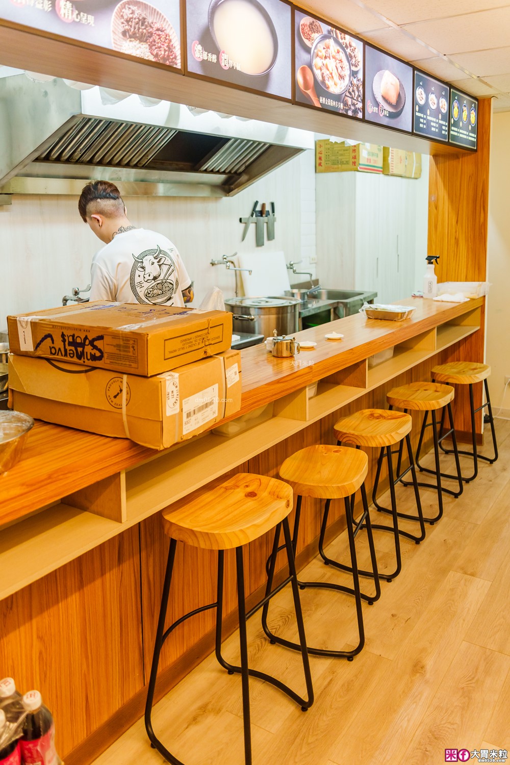 台北東區必吃人氣牛肉麵「牛殿下」秘傳金湯半筋半肉麵+秘製赤油乾拌麵│頂級牛頰肉軟嫩入口即化│忠孝敦化站美食推薦