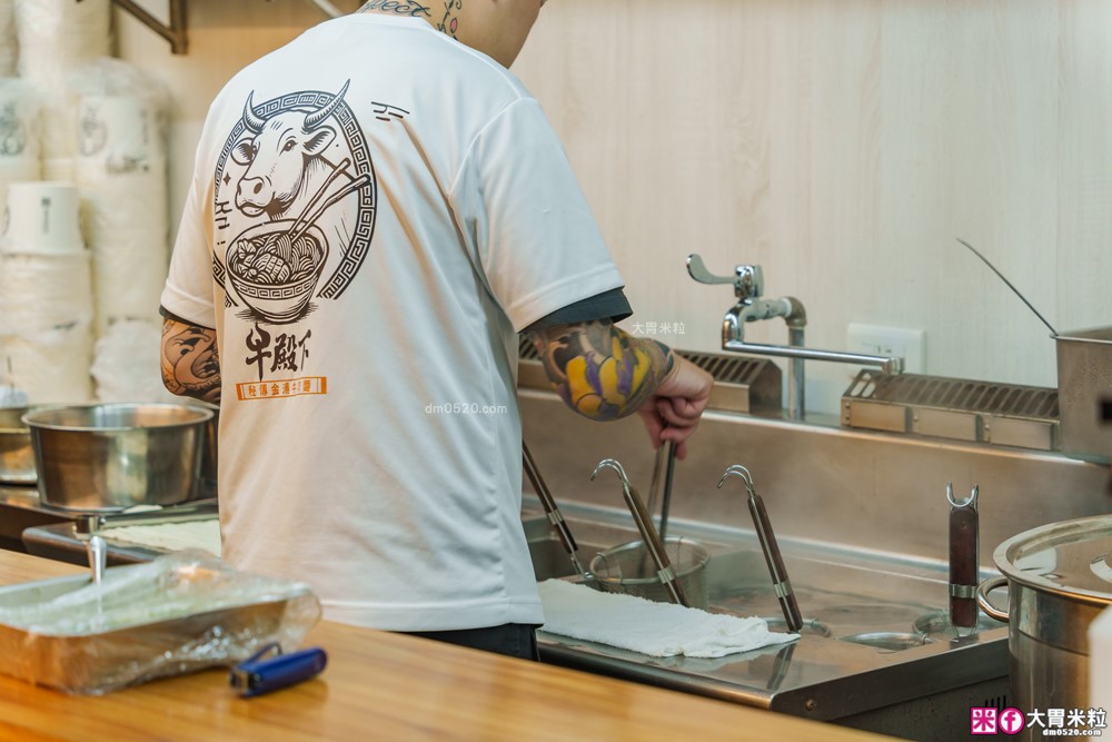 台北東區必吃人氣牛肉麵「牛殿下」秘傳金湯半筋半肉麵+秘製赤油乾拌麵│頂級牛頰肉軟嫩入口即化│忠孝敦化站美食推薦