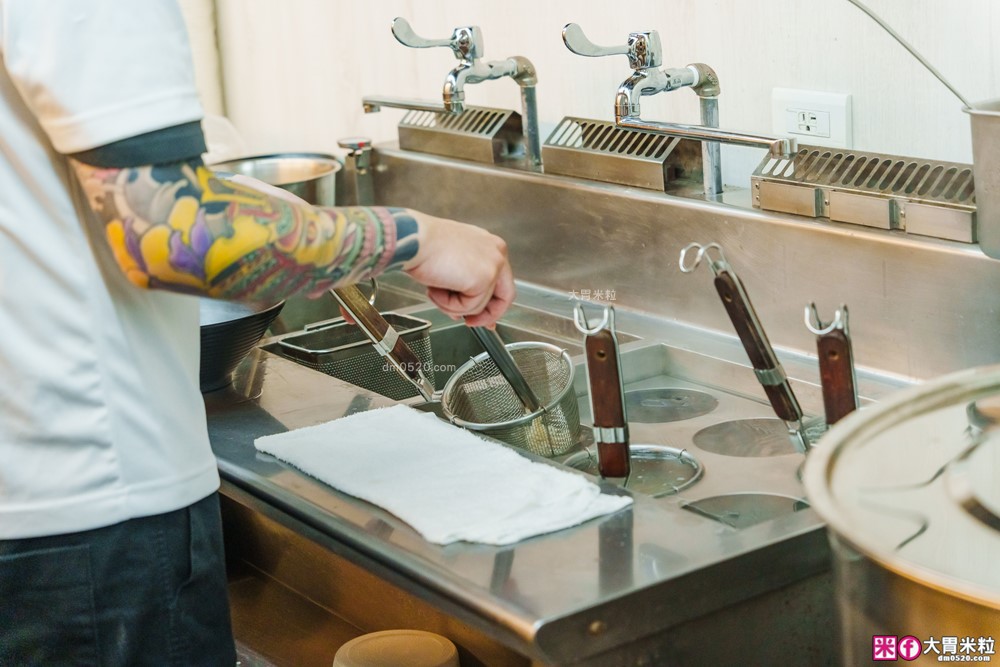 台北東區必吃人氣牛肉麵「牛殿下」秘傳金湯半筋半肉麵+秘製赤油乾拌麵│頂級牛頰肉軟嫩入口即化│忠孝敦化站美食推薦