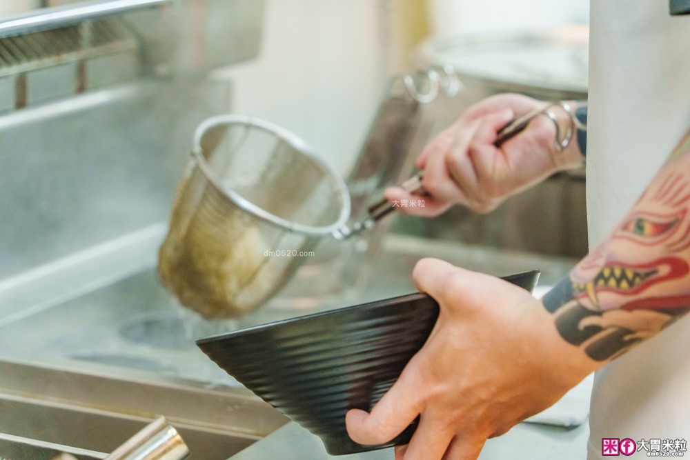 台北東區必吃人氣牛肉麵「牛殿下」秘傳金湯半筋半肉麵+秘製赤油乾拌麵│頂級牛頰肉軟嫩入口即化│忠孝敦化站美食推薦