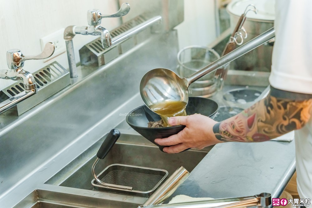 台北東區必吃人氣牛肉麵「牛殿下」秘傳金湯半筋半肉麵+秘製赤油乾拌麵│頂級牛頰肉軟嫩入口即化│忠孝敦化站美食推薦