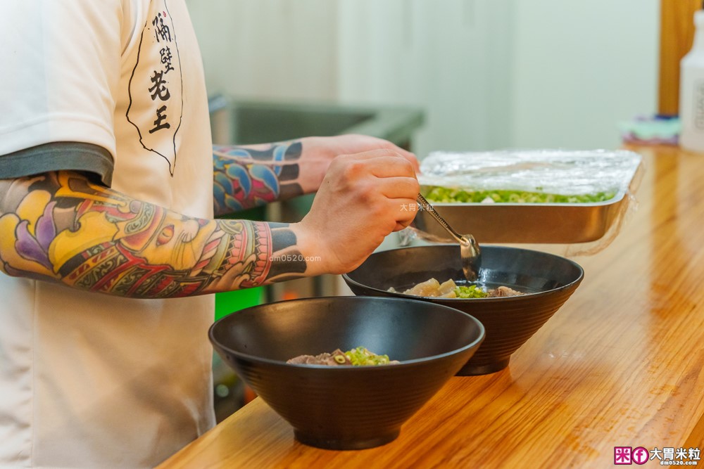 台北東區必吃人氣牛肉麵「牛殿下」秘傳金湯半筋半肉麵+秘製赤油乾拌麵│頂級牛頰肉軟嫩入口即化│忠孝敦化站美食推薦