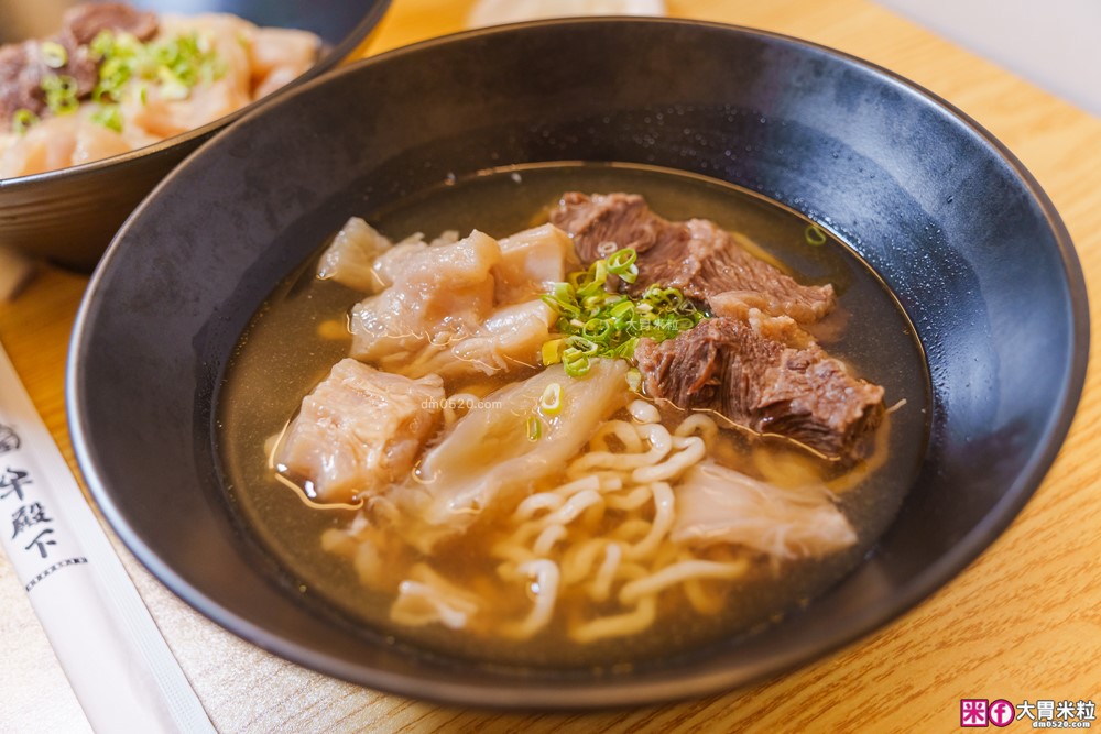 台北東區必吃人氣牛肉麵「牛殿下」秘傳金湯半筋半肉麵+秘製赤油乾拌麵│頂級牛頰肉軟嫩入口即化│忠孝敦化站美食推薦