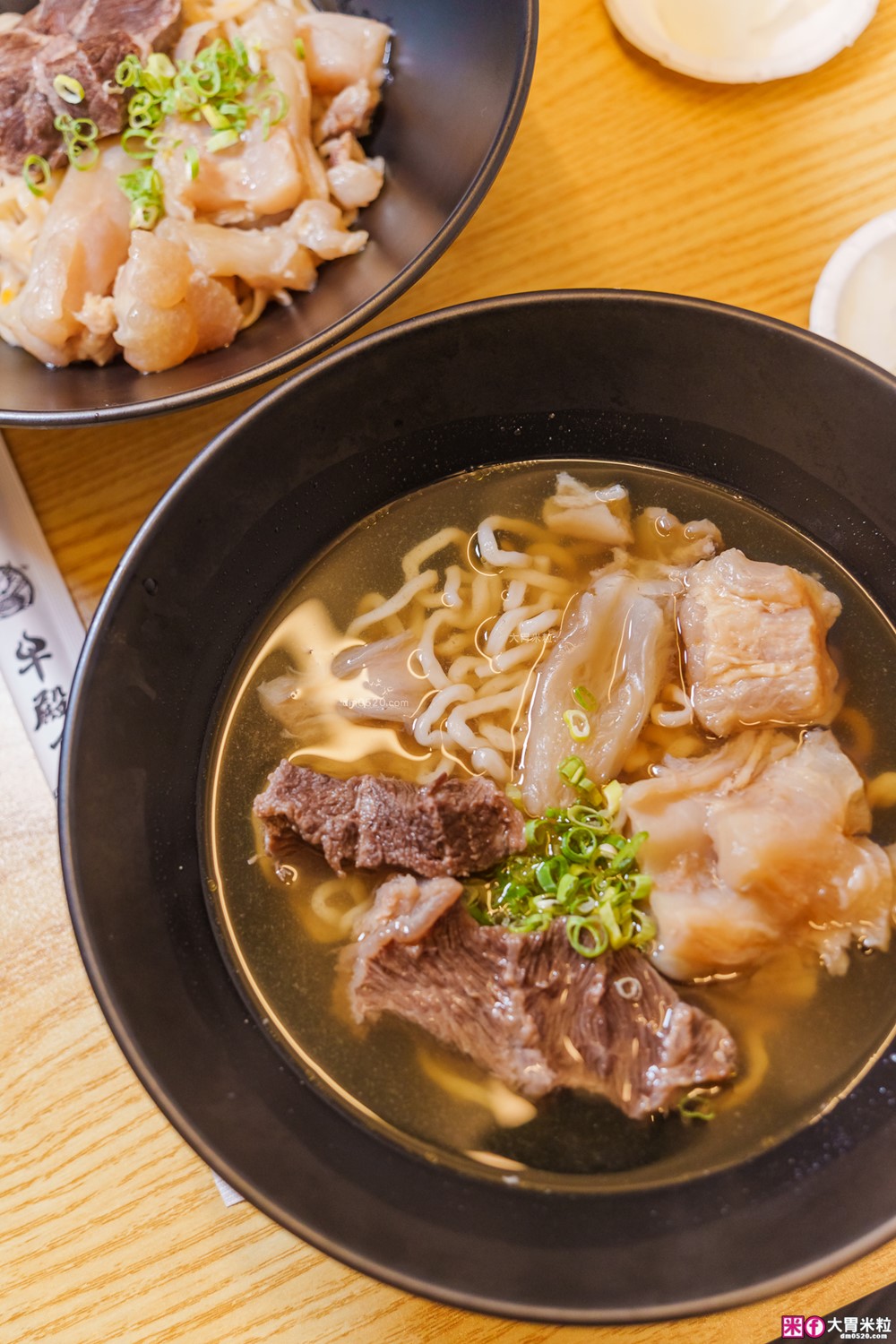 台北東區必吃人氣牛肉麵「牛殿下」秘傳金湯半筋半肉麵+秘製赤油乾拌麵│頂級牛頰肉軟嫩入口即化│忠孝敦化站美食推薦